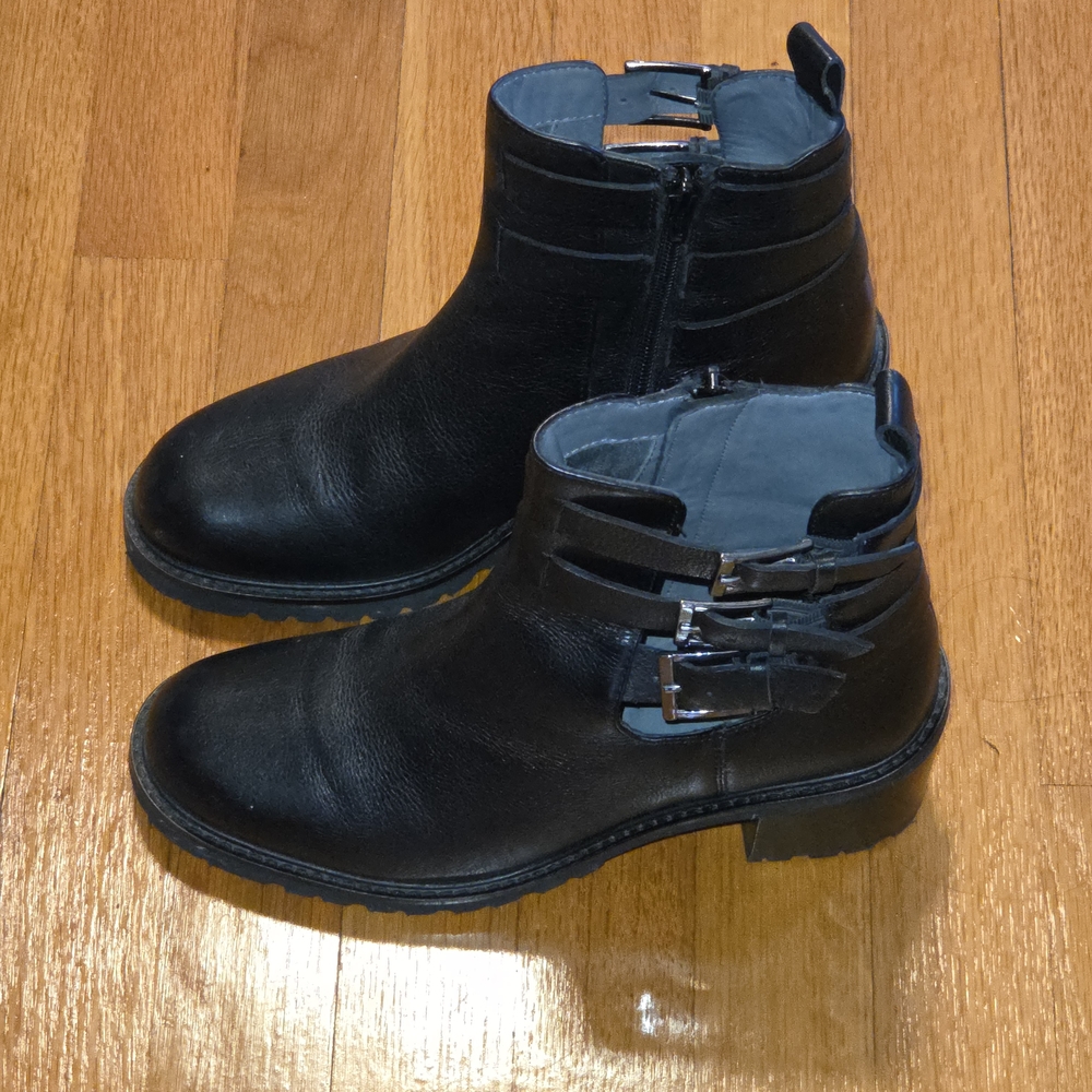 Stylish Black Leather Ankle Boots with Buckles sz 8!